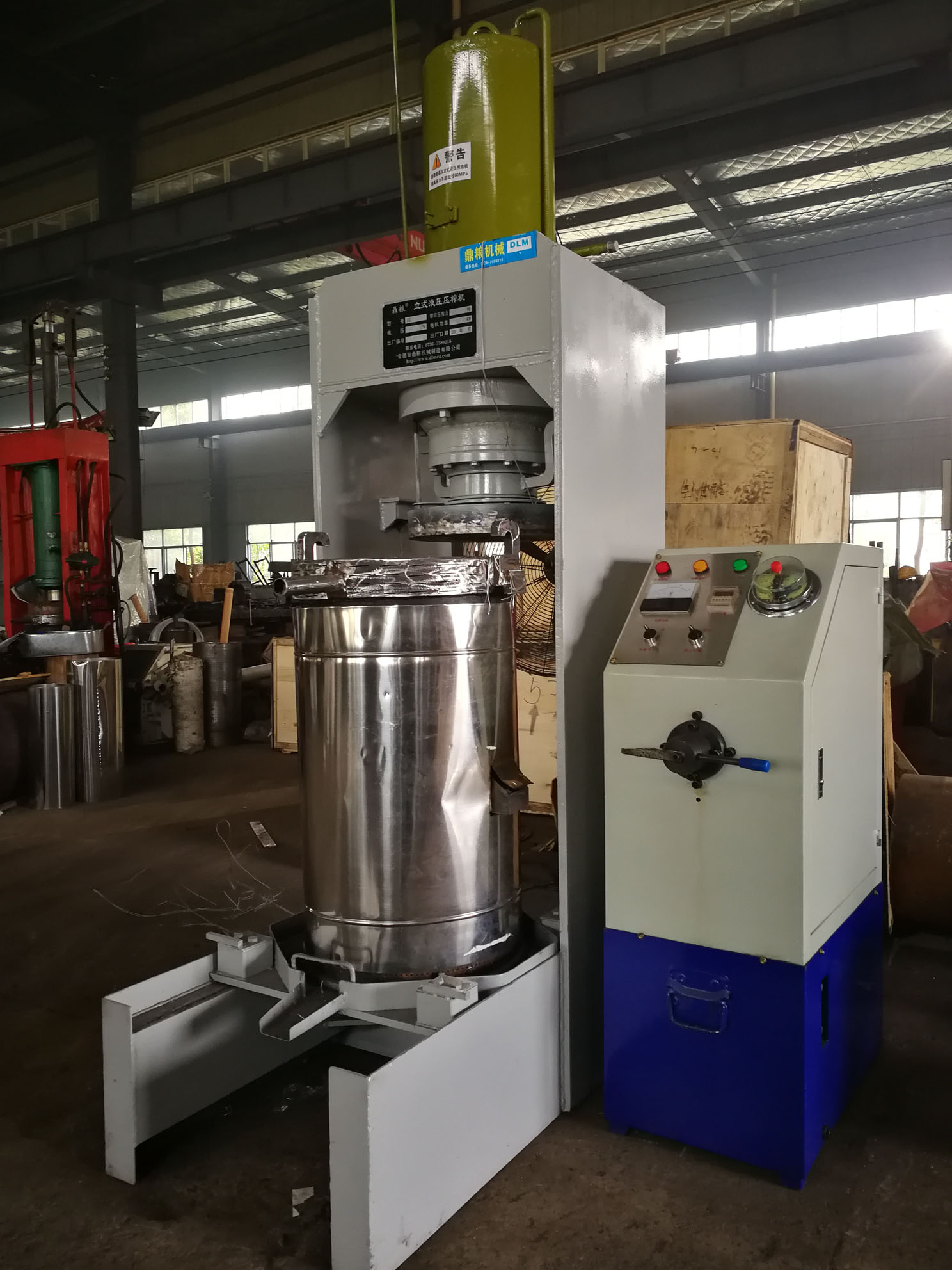 不銹鋼超高壓立式液壓壓榨機(jī)，果汁壓榨機(jī)，果渣壓榨機(jī)，藥材壓榨，油渣處理，白土壓榨